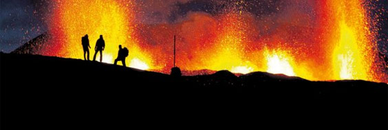 Vulkanudbrud med mennesker og glødende ild